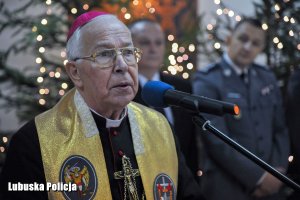 Ksiądz Biskup przemawia na wigilii