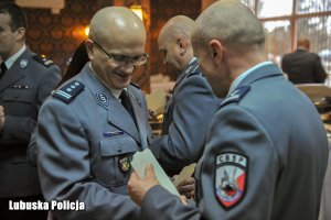 policjanci składają sobie życzenia