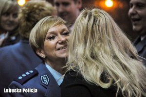 policjantka i kobieta składają sobie życzenia