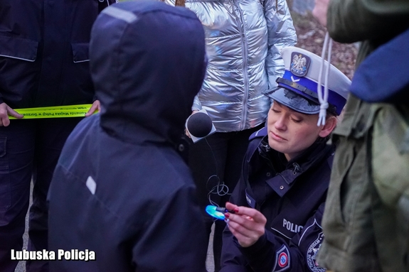 policjantka wręcza dzieciom odblaski