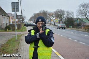 policjantka kontroluje prędkość pojazdów