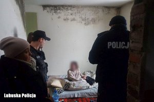 Policjanci w miejscu, w którym przebywają osoby bezdomne.