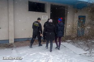 Policjanci w miejscu, w którym przebywają osoby bezdomne.