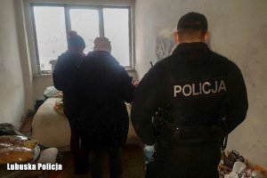 Policjanci w miejscu, w którym przebywają osoby bezdomne.