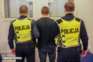 Policjanci z zatrzymanym mężczyzną.