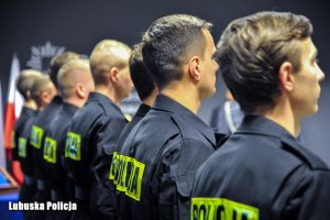 Policjanci stojący w szeregu.