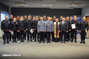 Zdjęcie pamiątkowe policjantów stojących w szeregu.