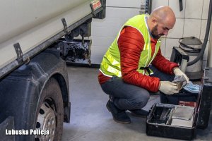 Technik kryminalistyki przy walizce kryminalistycznej.