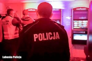 Policjant na tle automatów do gier.