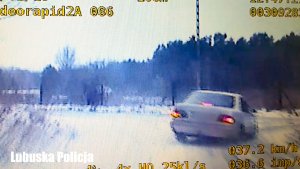 Nagranie z policyjnego videorejstratora - wjeżdżający na drogę gruntowa srebrny samochód.