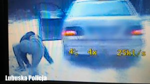 Nagranie z policyjnego videorejstratora - pojazd osobowy, a obok niego mężczyzna.