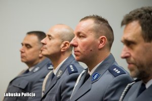 Policjanci siedzący na sali konferencyjnej.