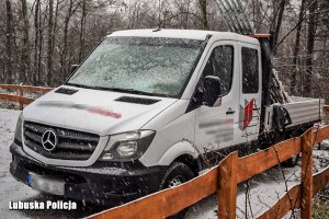 Samochód na leśnym parkingu