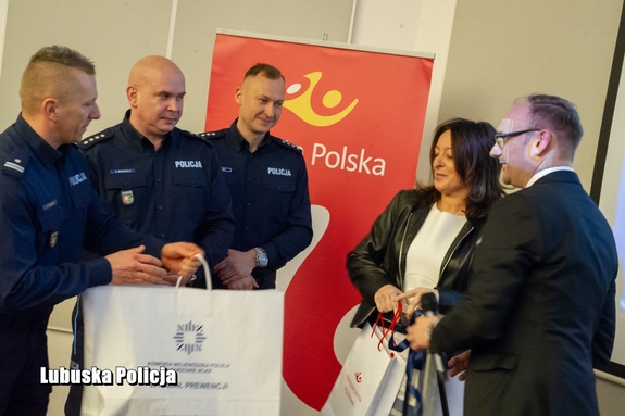 Policjanci przekazują materiały edukacyjne pracownikom poczty