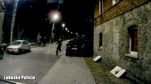 Policjant biegnący ulicą