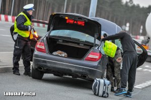 Policjanci kontrolują samochód kierującego