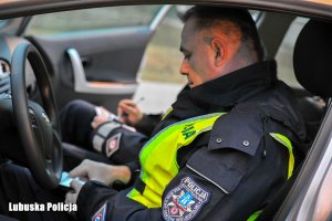 Policjanci w radiowozie