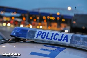 Deska z napisem policja na radiowozie