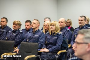 Kadra kierownicza Lubuskiej Policji podczas odprawy na sali konferencyjnej