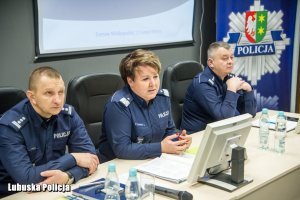 Kierownictwo Lubuskiej Policji podczas odprawy na sali konferencyjnej