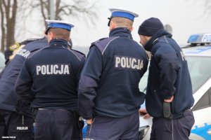 Policjanci przy radiowozie