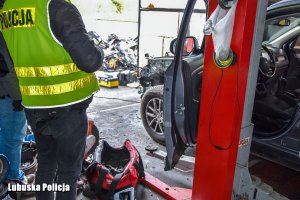 policjant prowadzi oględziny skradzionych pojazdów i części