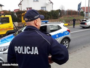 policjanci pracują na miejscy zdarzenia drogowego