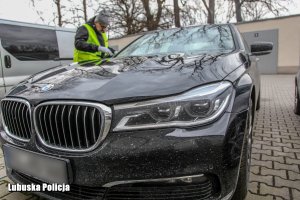 policjant prowadzi oględziny pojazdu