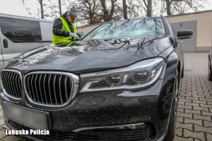 policjant prowadzi oględziny pojazdu