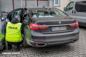 policjant prowadzi oględziny pojazdu