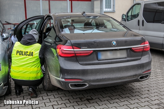 policjant prowadzi oględziny pojazdu