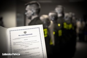 treść ślubowania i policjanci w tle