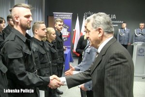 policjanci otrzymują akty ślubowania