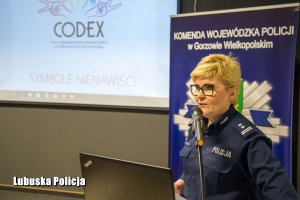 policjantka przemawia z mównicy