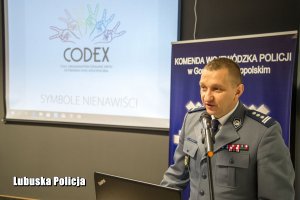 policjant przemawia z mównicy