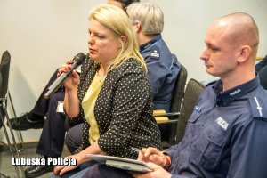 policjant i przemawiająca kobieta