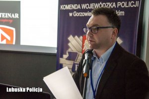 przemawiający mężczyzna