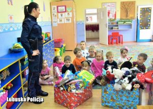 policjantka rozmawia z dziećmi