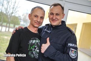 policjant obejmuje się z mężczyzną