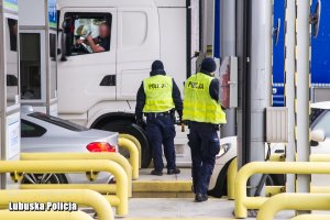 policjanci prowadzą działania na autostradzie