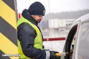 policjant kontroluje trzeźwość kierowcy