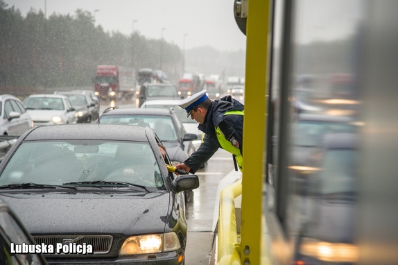 policjant kontroluje trzeźwość kierowcy