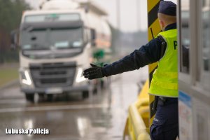 policjant zatrzymuje pojazd do kontroli