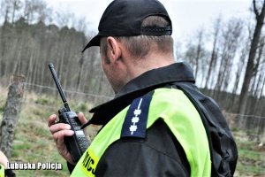 policjant rozmawia przez radiostację