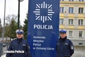 policjanci stoją przy banerze zielonogórskiej komendy