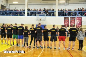 Policjanci na sali gimnastycznej, a w tle kibice na balkonie na sali gimnastycznej.