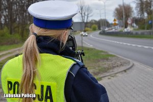 Policjantka sprawdza prędkość kierowców.