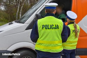 Policjanci kontrolują pojazd.