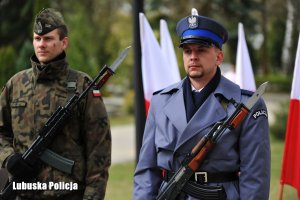 policjant i żołnierz przy pomniku