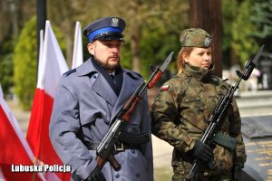 policjant i żołnierz przy pomniku